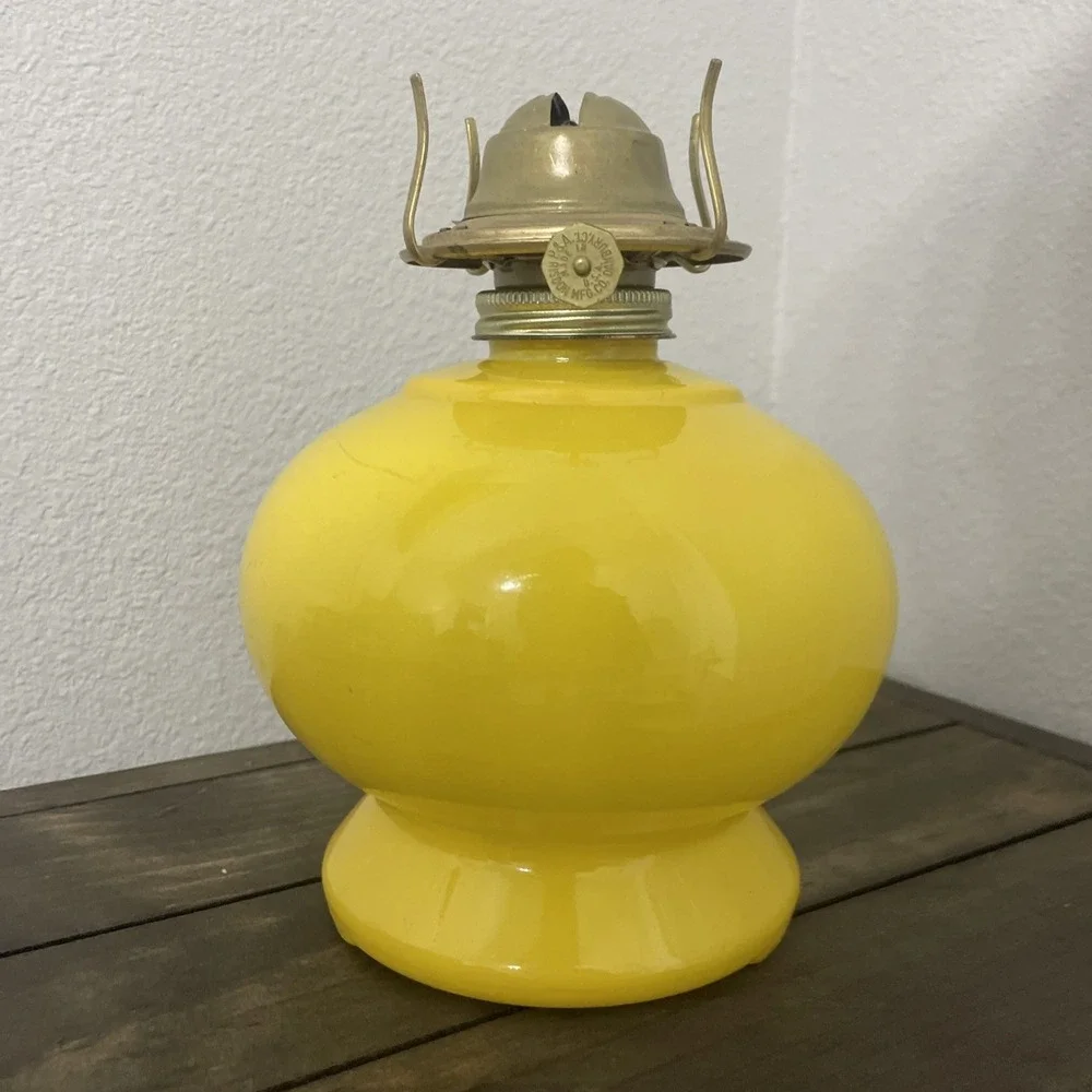 Vintage Yellow Glass Kerosene Oil Lamp No Chimney‎